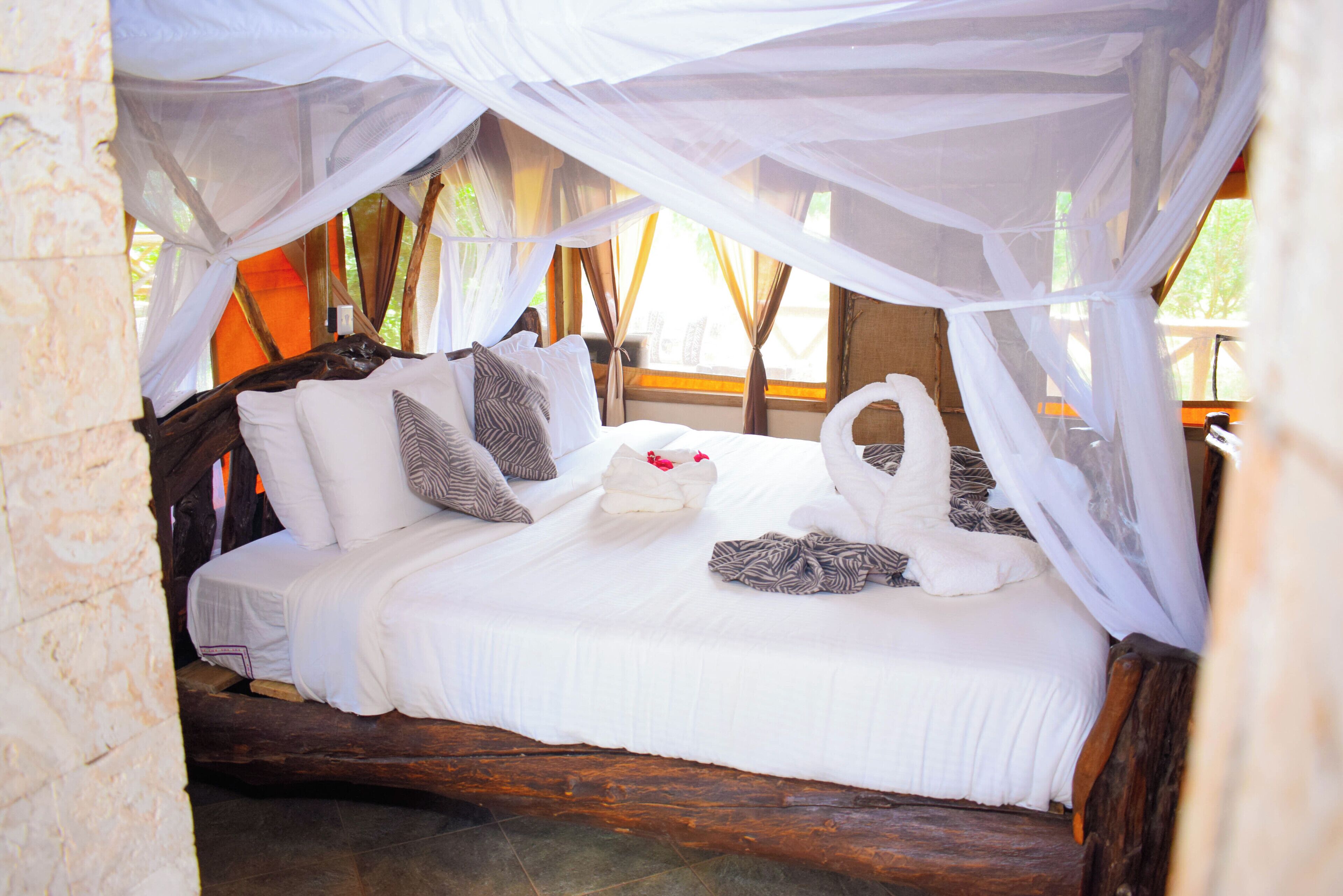 디럭스 텐트, 더블침대 1개, 발코니, 정원 | 오리/거위털 이불, 각각 다르게 가구 비치, 책상, 노트북 작업 공간