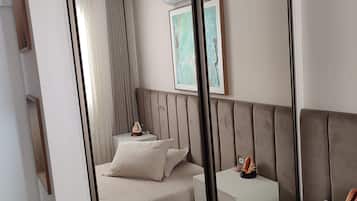1 quarto, cortinas blackout, ferros/tábuas de passar roupa