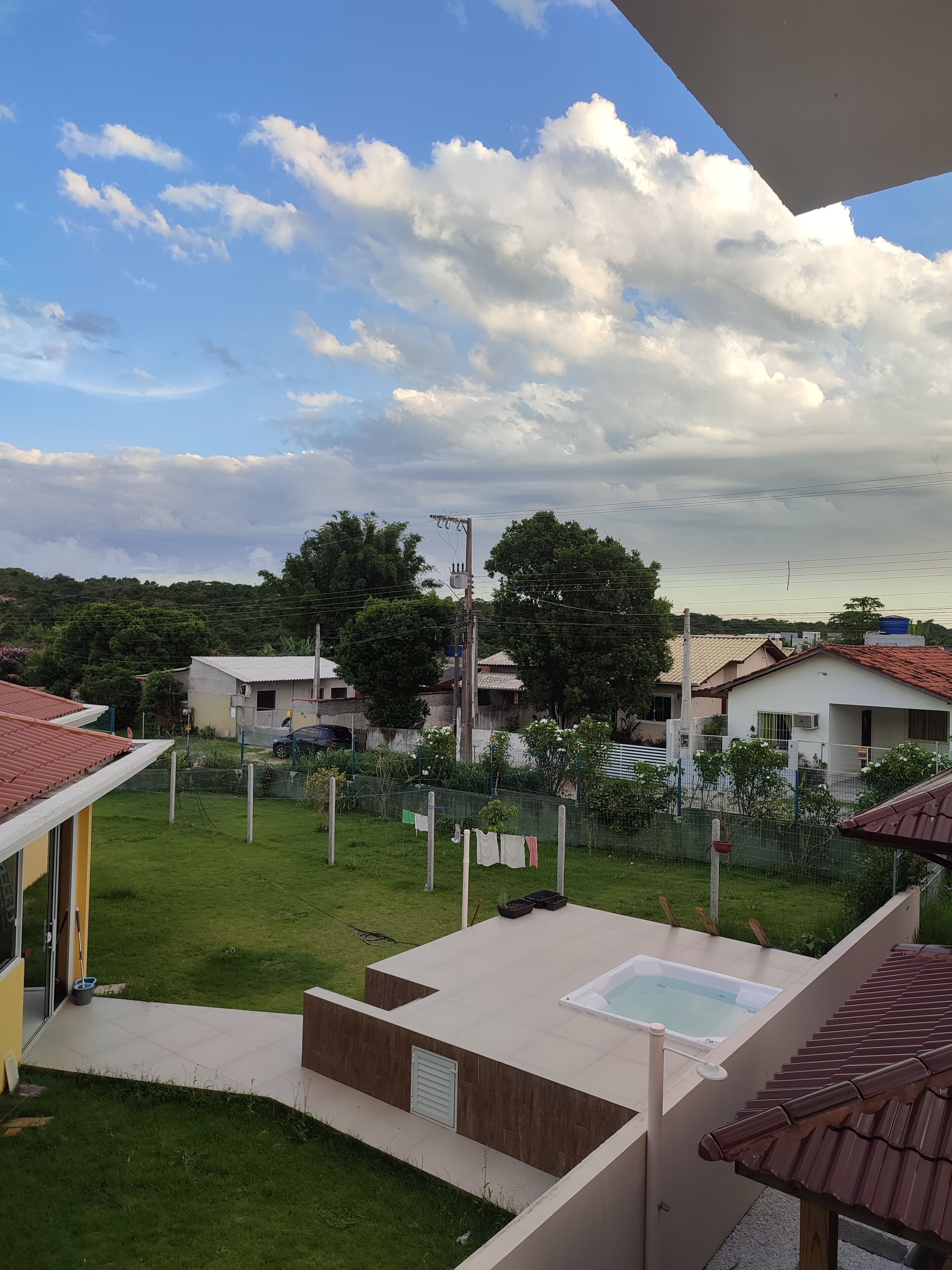 Zona residencial con casas, piscina y jardín césped.