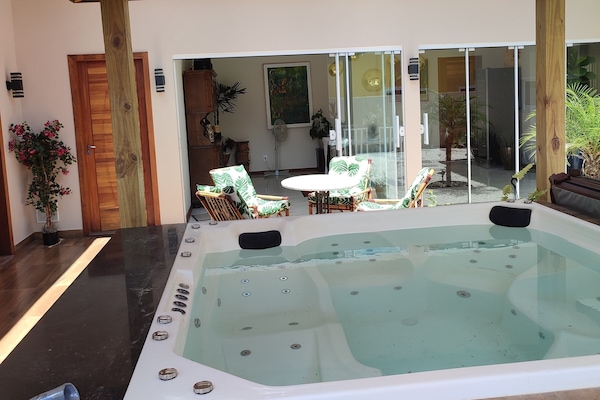 Un sauna, una bañera de hidromasaje