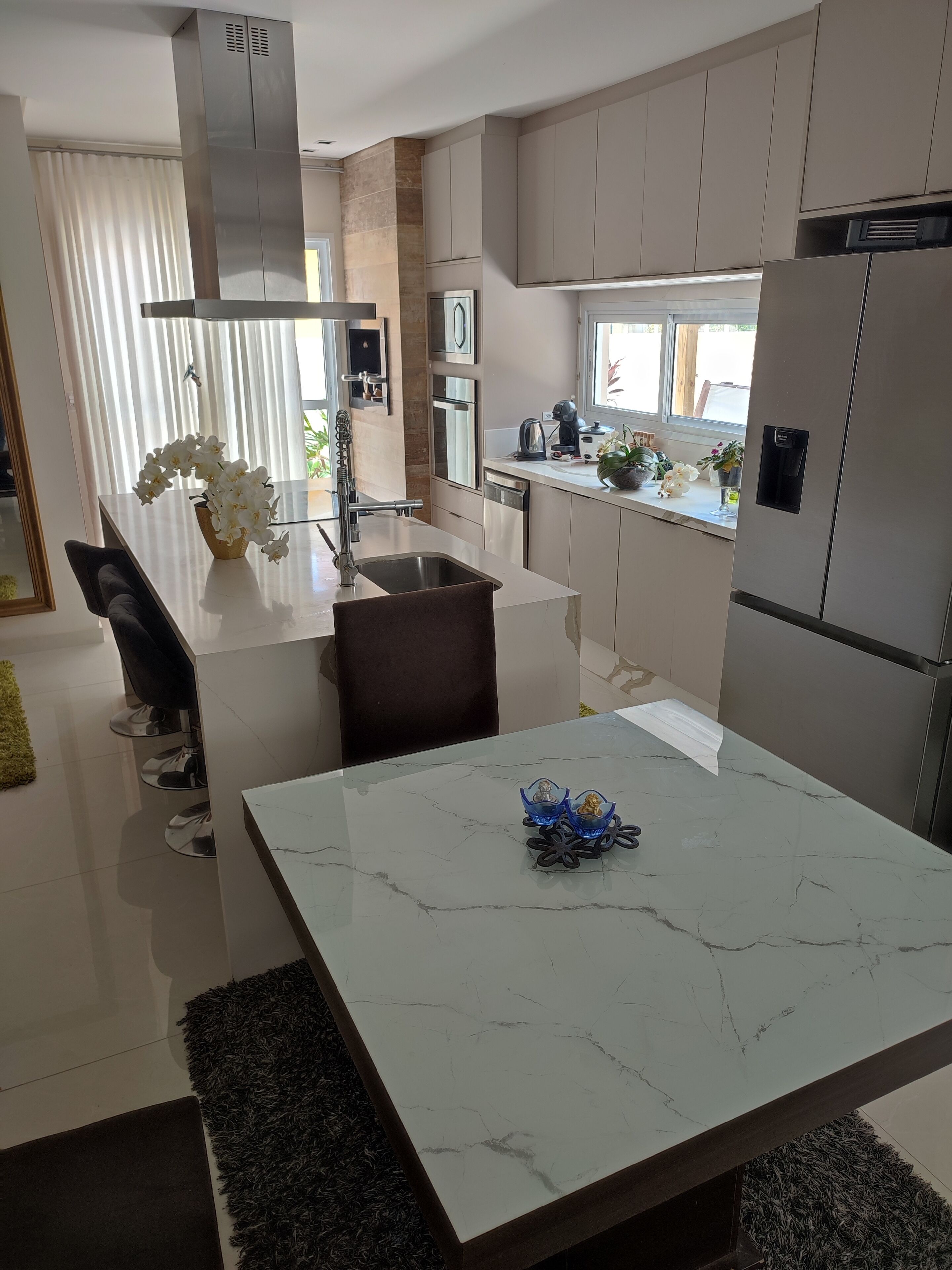 Geladeira grande, micro-ondas, fogão, lava-louças