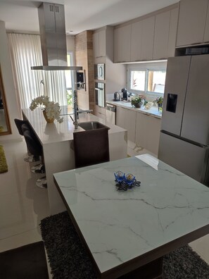 Grand réfrigérateur, micro-ondes, four, lave-vaisselle