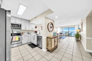 Kjøleskap, mikrobølgeovn, kokeplater og oppvaskmaskin