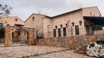 المنشأة من الخارج