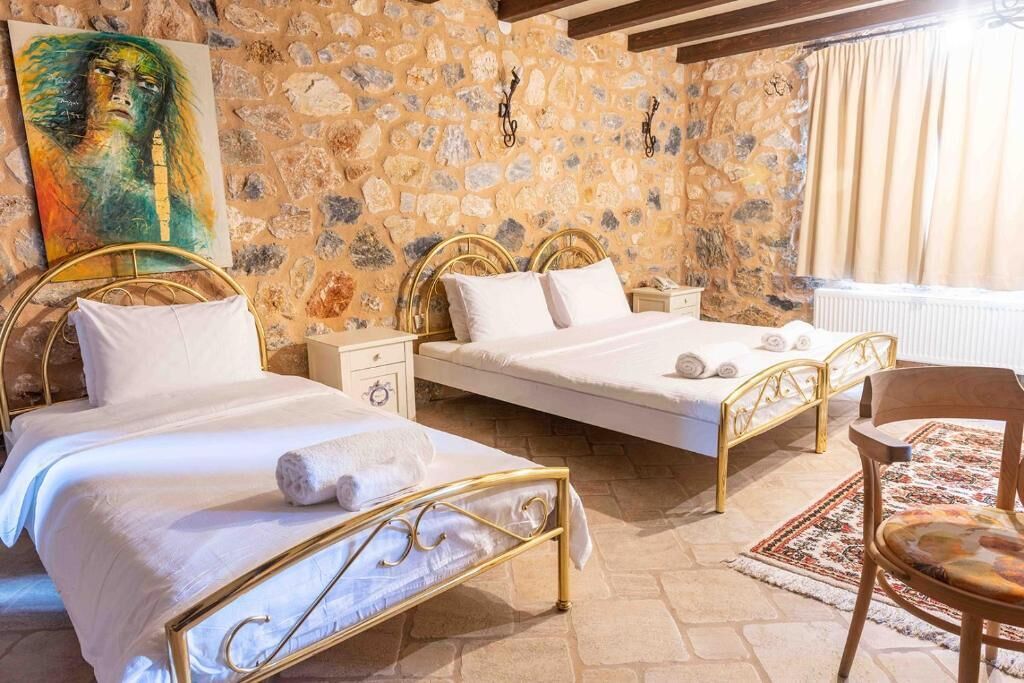 1 bedroom, individually decorated, individually furnished, desk