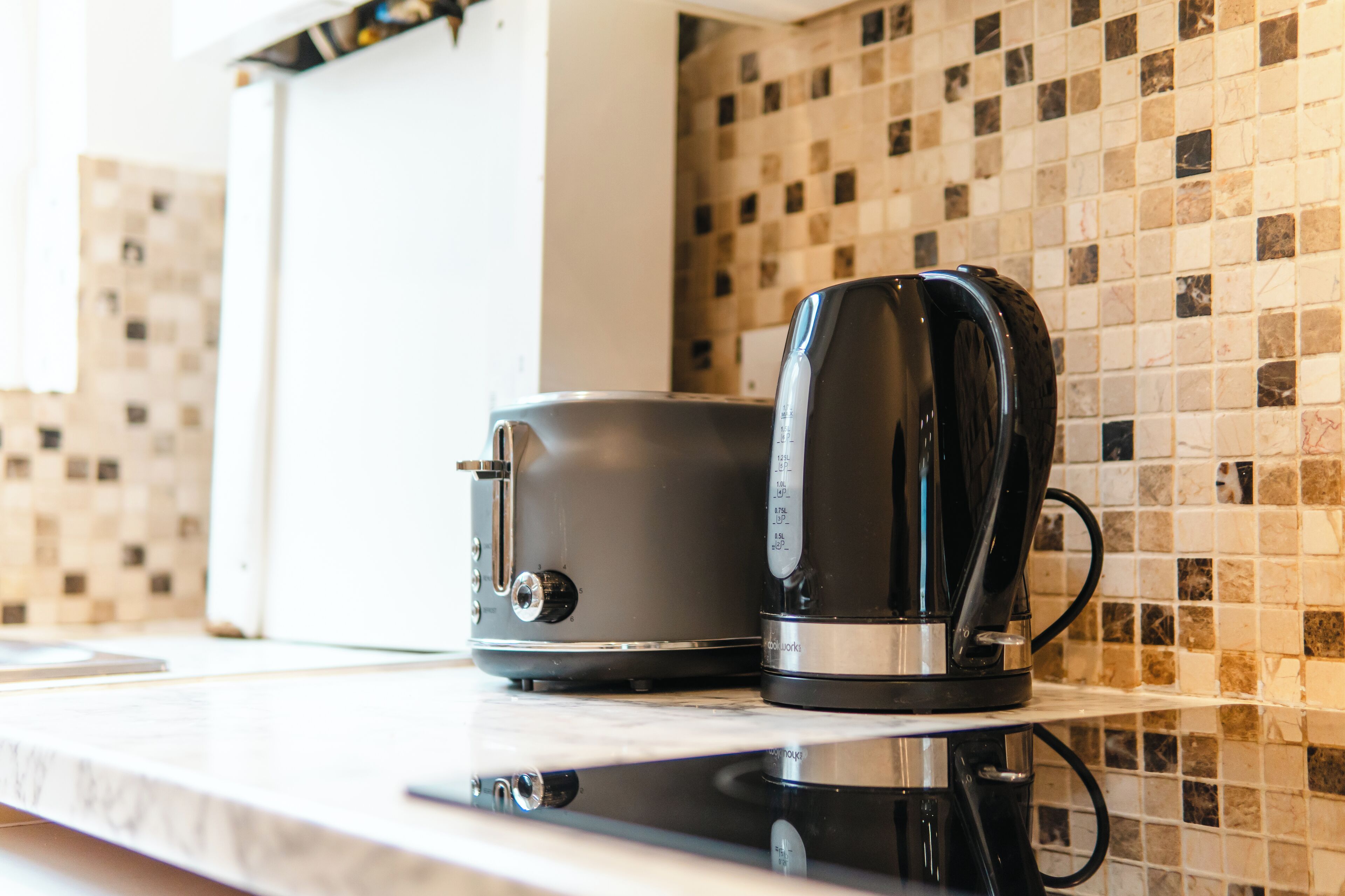 Una encimera de cocina con una cafetera y un tostador.