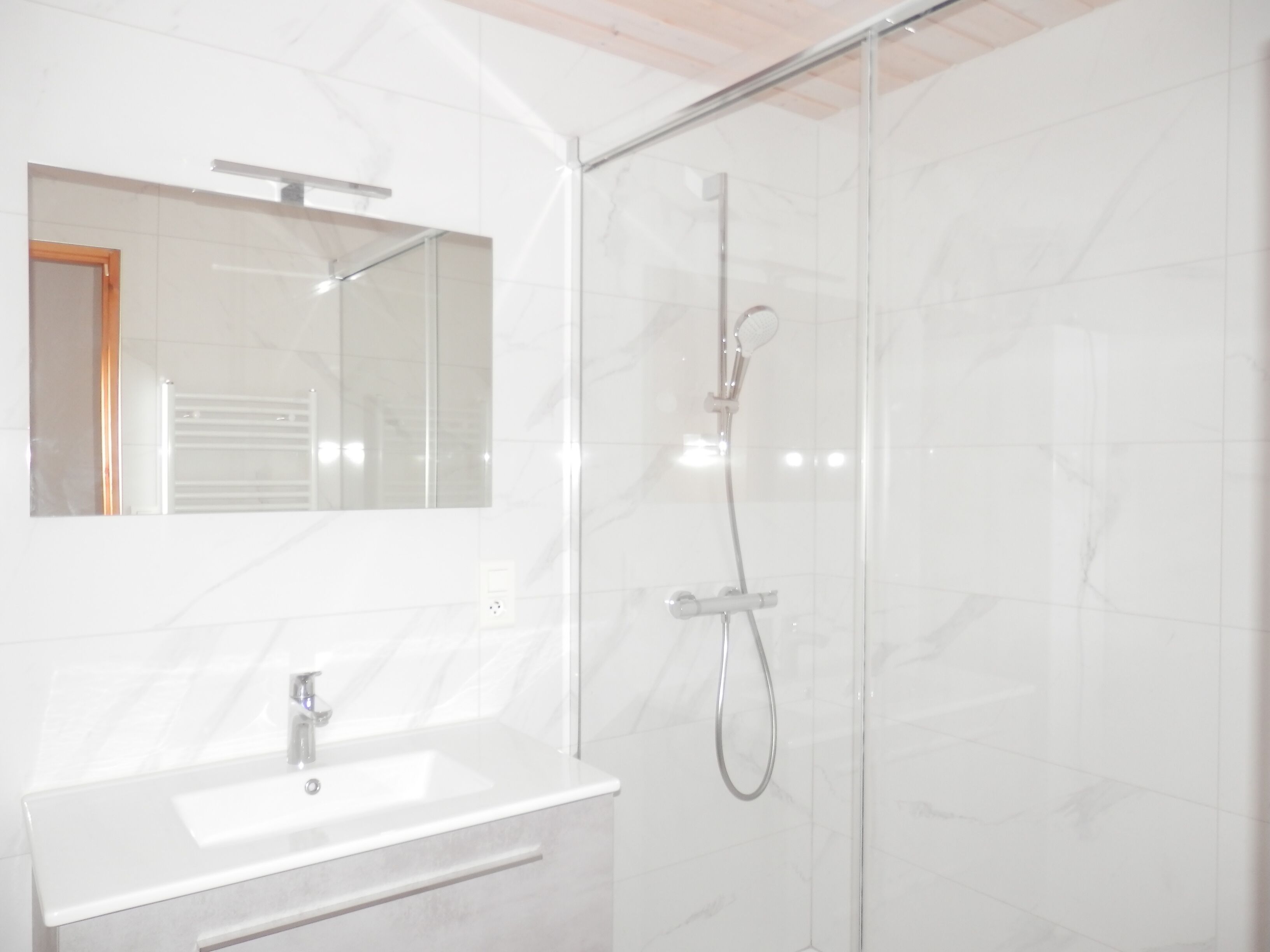 Dusche, Haartrockner, Toilettenpapier