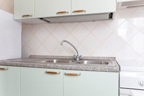 Fridge, oven, stovetop, cookware/dishes/utensils - Vacation Appart Bari Sardo with veranda (IUN Q0006) (Bari Sardo)