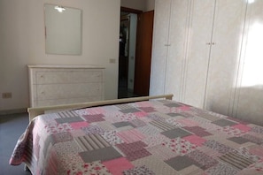2 chambres, fer et planche à repasser, literie fournie