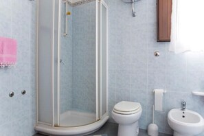 Shower, hair dryer, bidet, towels - Apartment SB Holiday Barisardo (IUN Q0006) (Bari Sardo)