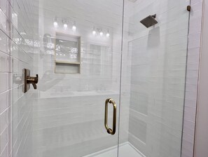 Douche, sèche-cheveux, serviettes fournies, shampoing