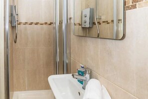 Dusche, Haartrockner, Handtücher, Seife