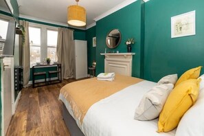 Bügeleisen/Bügelbrett, Reisekinderbett, kostenloses WLAN, Bettwäsche