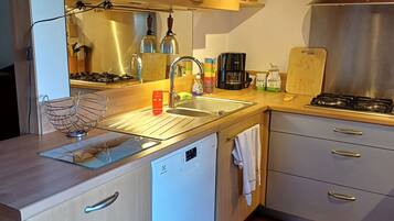 Réfrigérateur, micro-ondes, four, plaque de cuisson