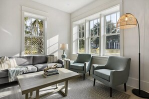 Smart TV, offices - Bay St Louis Condos | Old Town BSL (Bay St Louis)