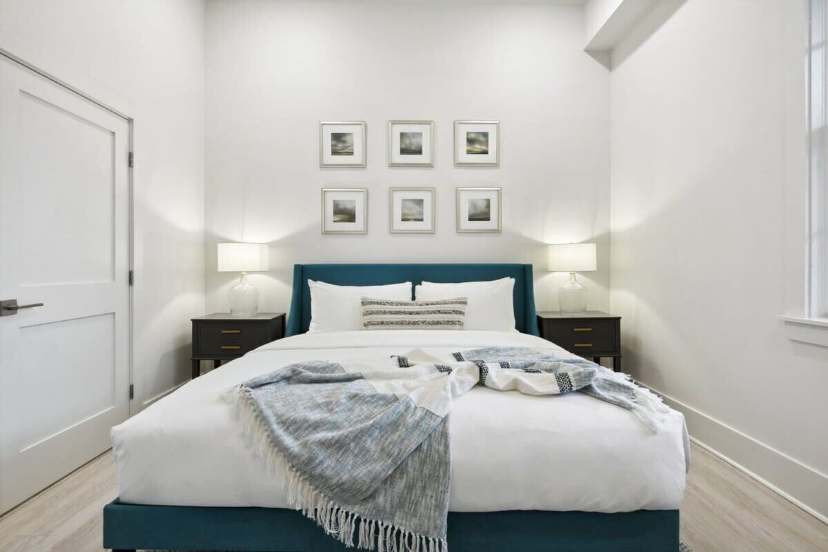 7 chambres, bureau, fer et planche à repasser, lit parapluie