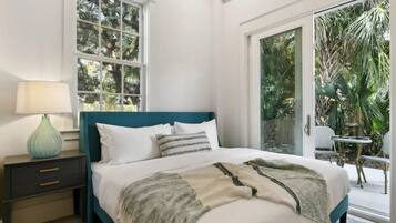 7 bedrooms, desk, iron/ironing board, travel cot