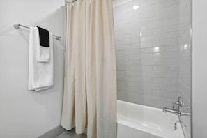 Dusche, Haartrockner, Handtücher, Shampoo