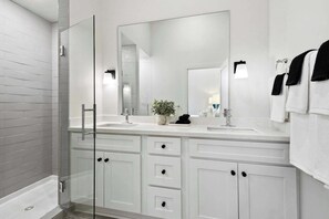 Douche, sèche-cheveux, serviettes fournies, savon