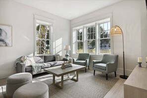 TV, offices - Luxury Bay St Louis Condos | Near Old Town (Bay St Louis)