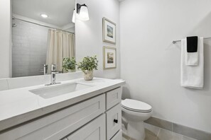 Dusche, Haartrockner, Handtücher, Shampoo