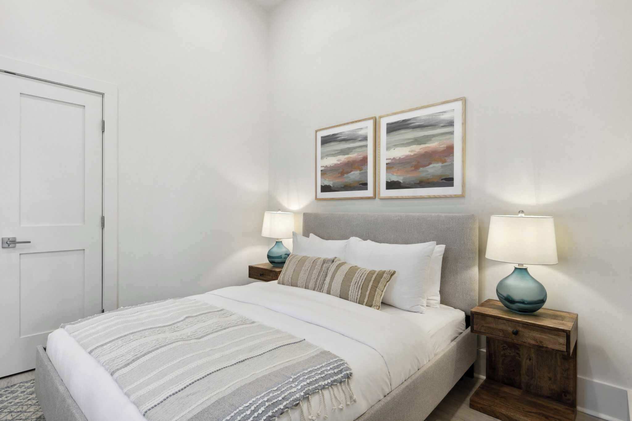 4 chambres, bureau, fer et planche à repasser, lit de bébé portatif