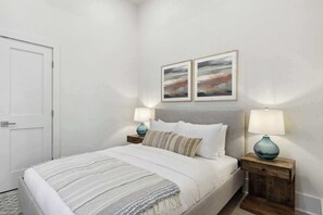 4 chambres, bureau, fer et planche à repasser, lit parapluie