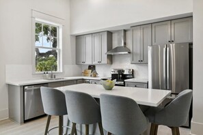 Unclassified image, 4 of 32, button