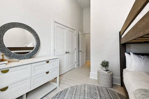 4 bedrooms, desk, iron/ironing board, free WiFi