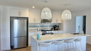 Kjøleskap, mikrobølgeovn, oppvaskmaskin og brødrister