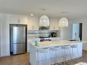 Fridge, microwave, dishwasher, toaster - Picketts of Robe - Brand new build centrally located and near golf course (Robe)