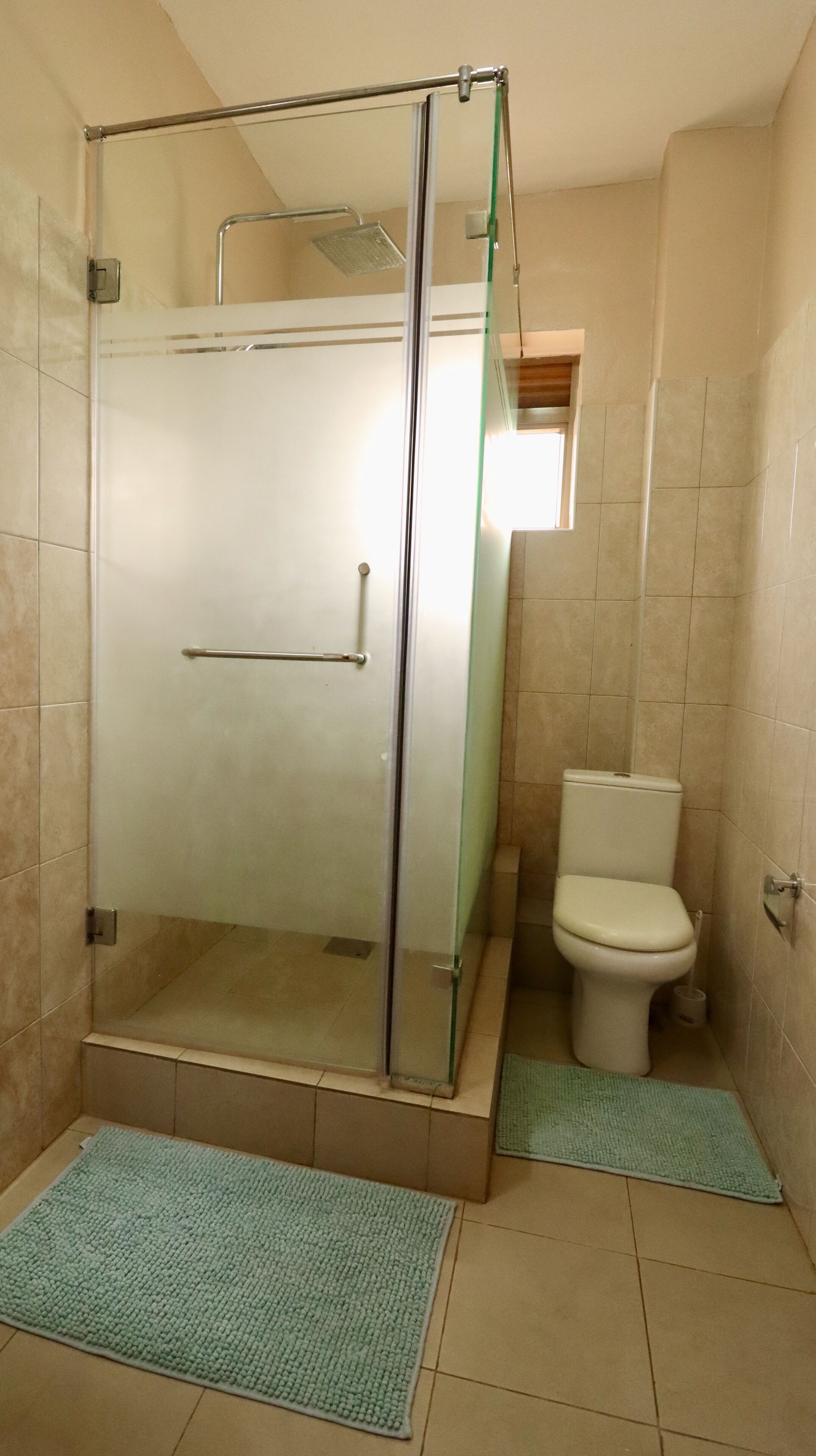 Asciugamani, sapone, shampoo, carta igienica