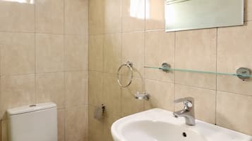 Toallas, jabón, shampoo, papel de baño
