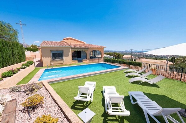 Outdoor pool - SAONA VILLAS (OL ANDRE): villa for 8 people, private swimming pool, air co (Calp)