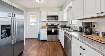 6 Min to Ark, Free Covered Parking, Deck and Grill