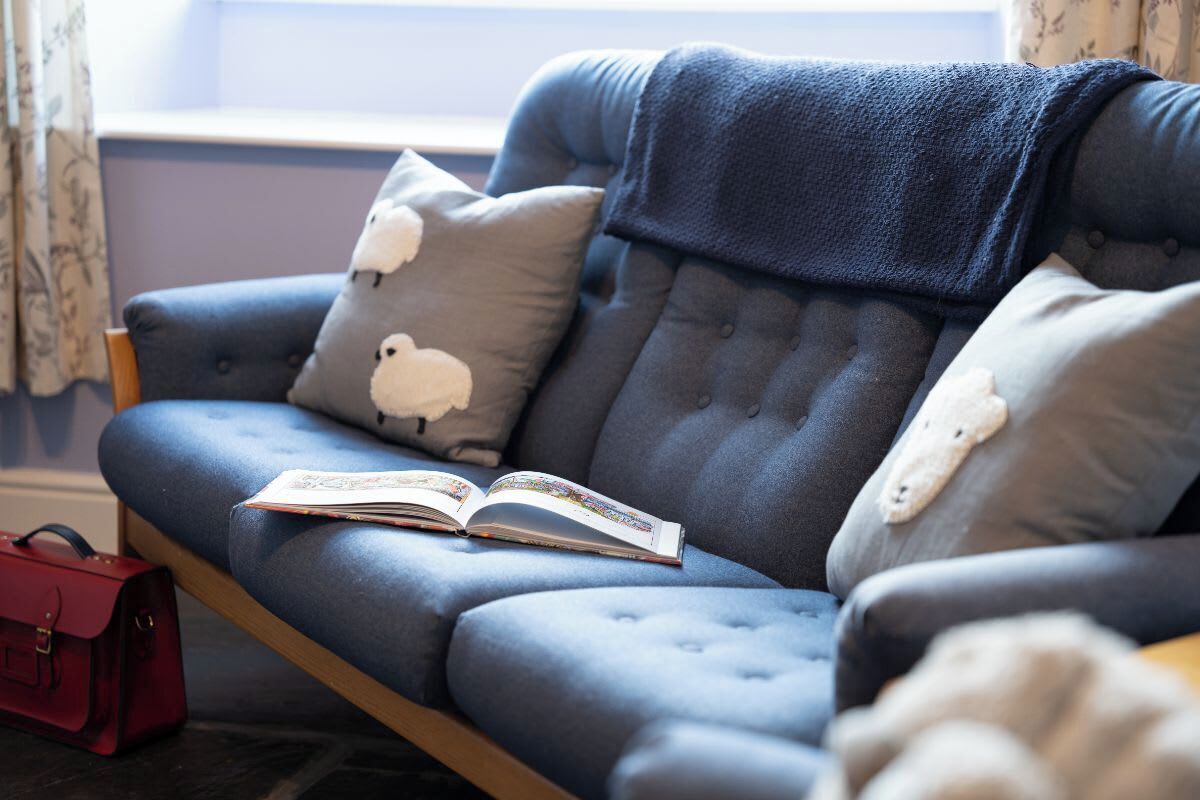 Tv, eldstad och kontor