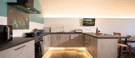 Refrigerador, microondas, horno y parrilla de estufa