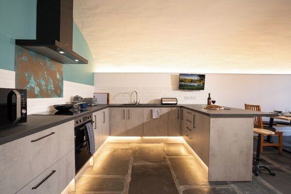 冰箱、微波炉、烤箱、炉灶