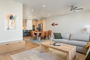 TV, video games, DVD player, ping pong - Paddle and Play: Desert Color Lagoon + Beaches (St George)