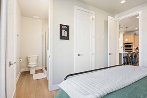 5 sovrum, skrivbord, strykjärn/strykbräda och resesäng