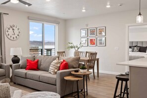 TV, fireplace - Desert Disney: Desert Color Lagoon + Beaches (St George)