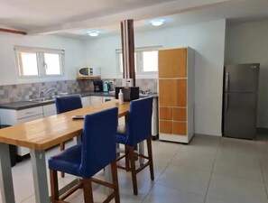 Kjøleskap, mikrobølgeovn, kokeplater og kaffetrakter/tekoker