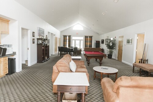 Cozy 4-bedroom cottage located on Golf Course and 15 min from Short Pump