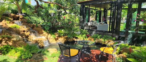 屋外ダイニングエリア