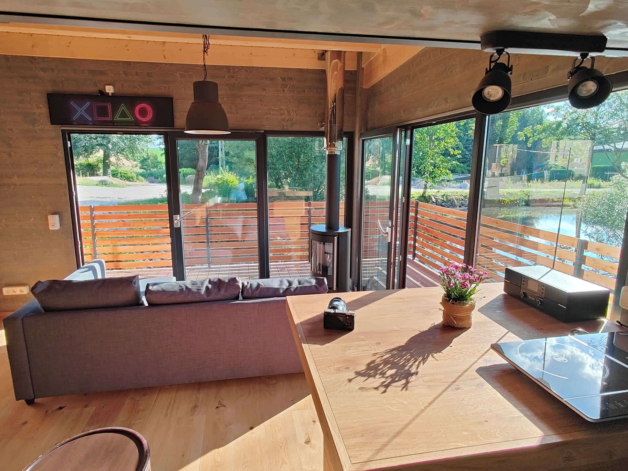TV connectée, cheminée, table de tennis de table