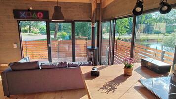 TV connectée, cheminée, table de tennis de table