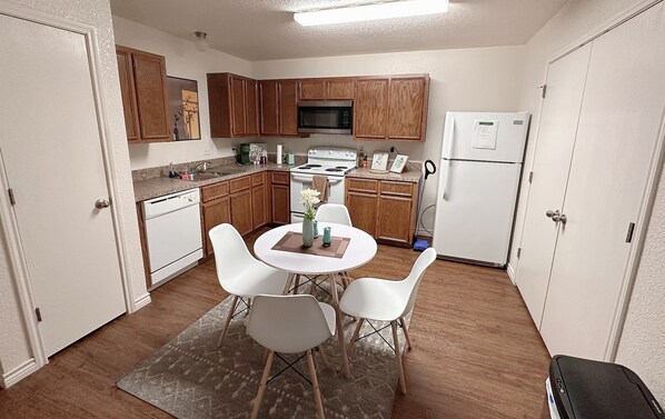 Refrigerador, microondas, horno y parrilla de estufa