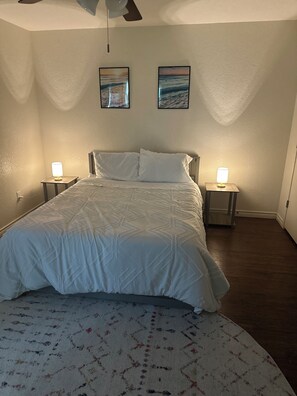 3 habitaciones, tabla de planchar con plancha y cuna de viaje