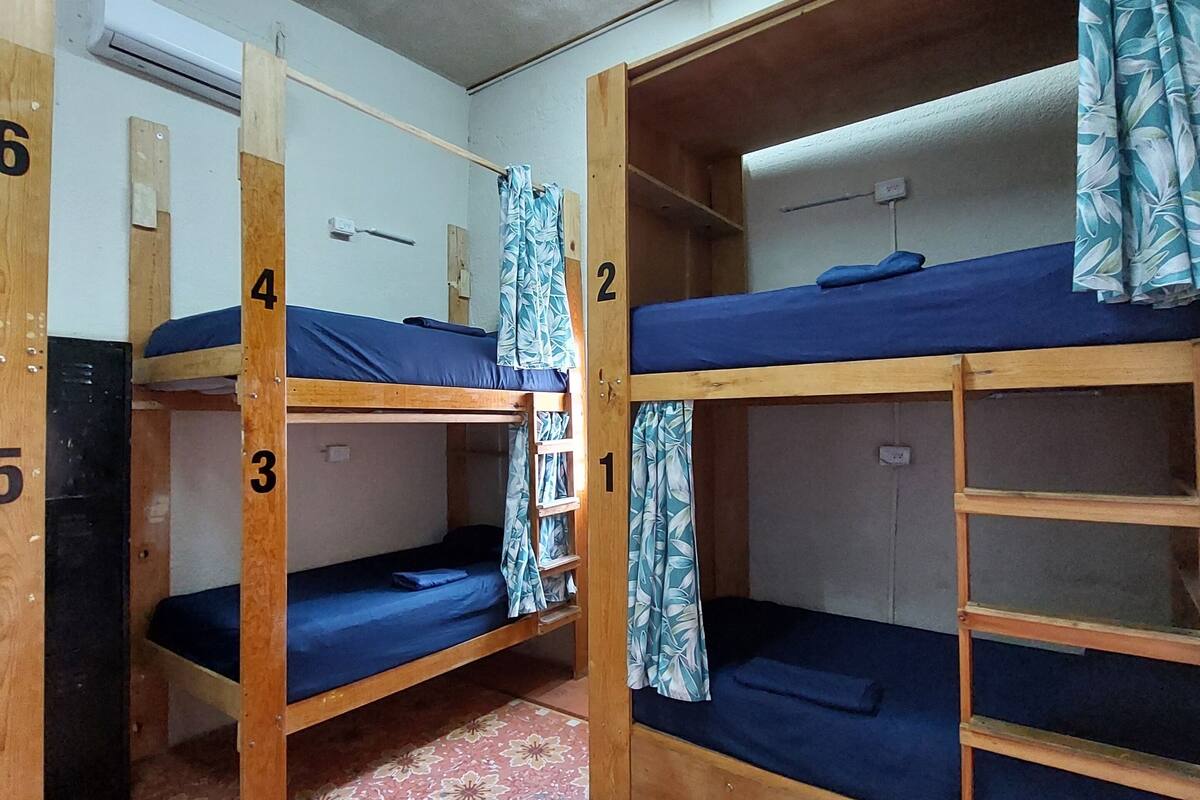 Muebles diferentes, wifi gratis y ropa de cama
