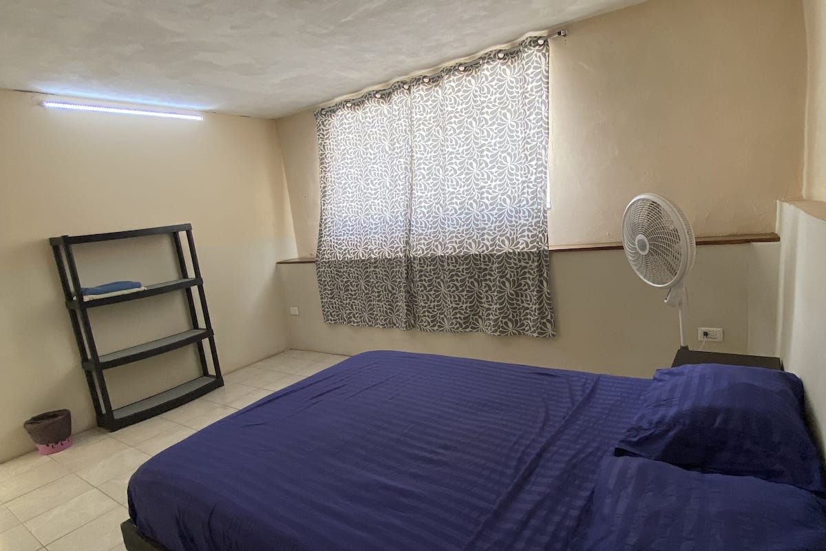 Habitación básica doble | Muebles diferentes, wifi gratis y ropa de cama